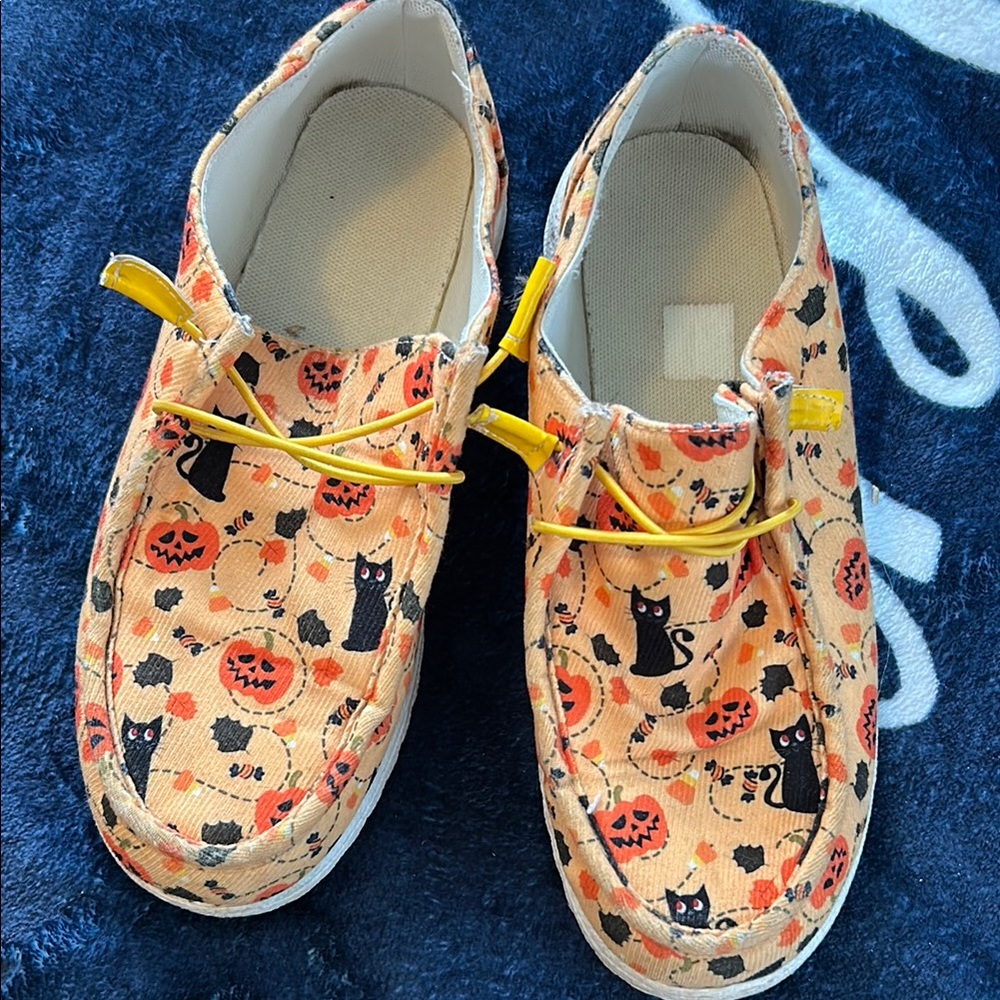 Halloween Themed Kids Shoes with Cats and Pumpkins